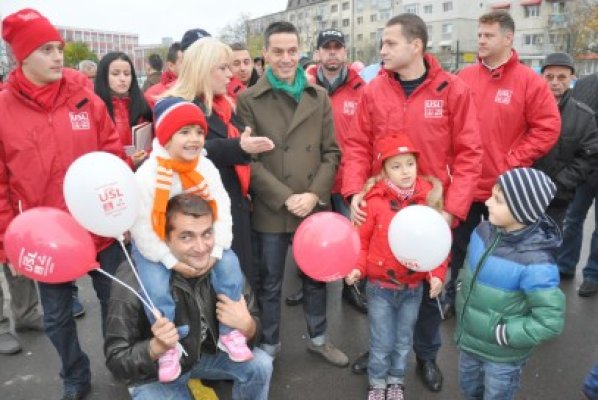Candidaţii USL au oferit copiilor un spectacol